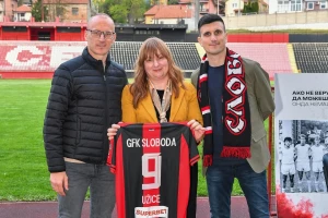 "Devetka" istrčala na teren u Užicu - Održana jedinstvena promocija romana Jovana Simića na stadionu "Radomir Antić"